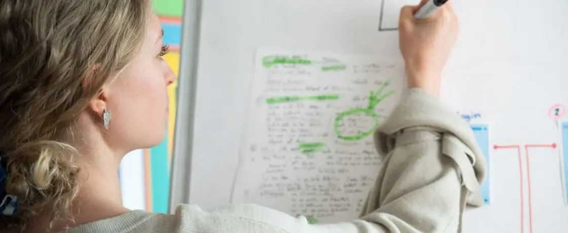 Foto eines DRIVE-Teammitglieds am Whiteboard