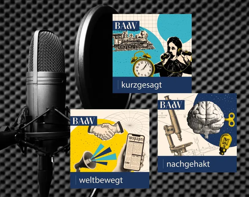 Podcast-Mikrofon mit den Podcast-Covern von Kurzgesagt, Weltbewegt und Nachgehakt der Bayerischen Akademie der Wissenschaften.