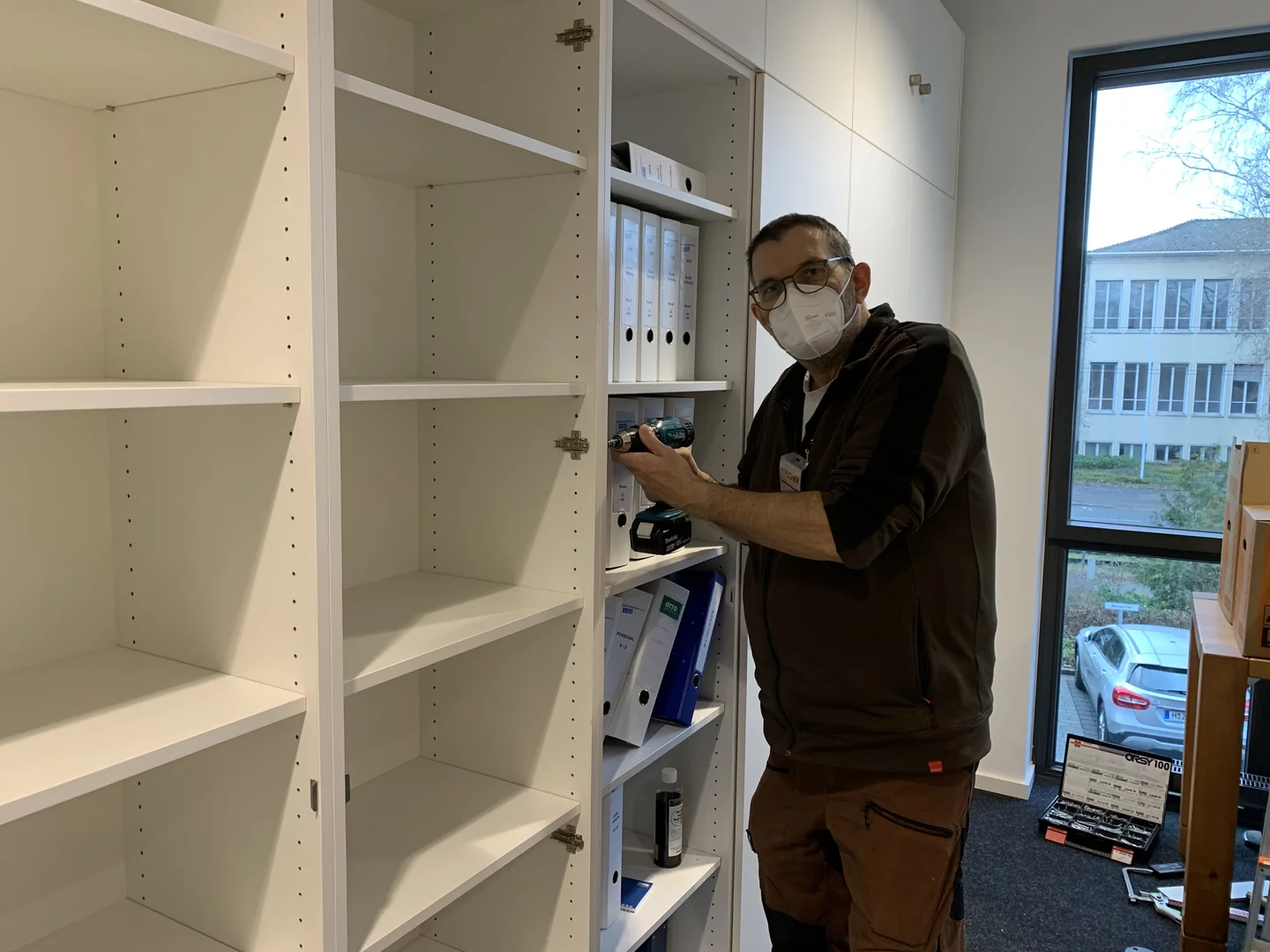 Regal in neuem Büro wird aufgebaut