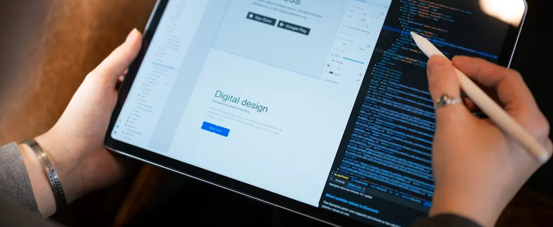 Foto eines Tablets mit Design und Stift, der Code markiert