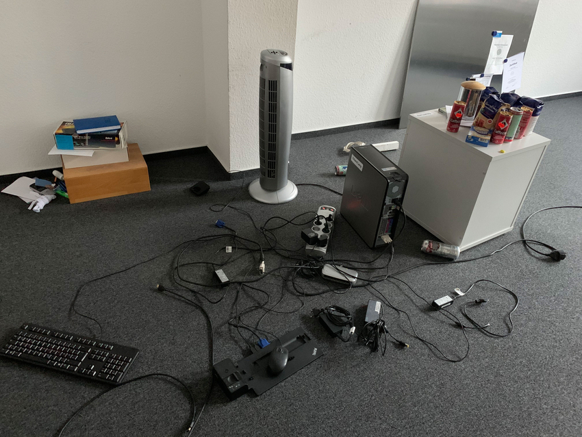 PC, Tastatur, Schreibtischcontainer auf dem Boden ohne Schreibtisch