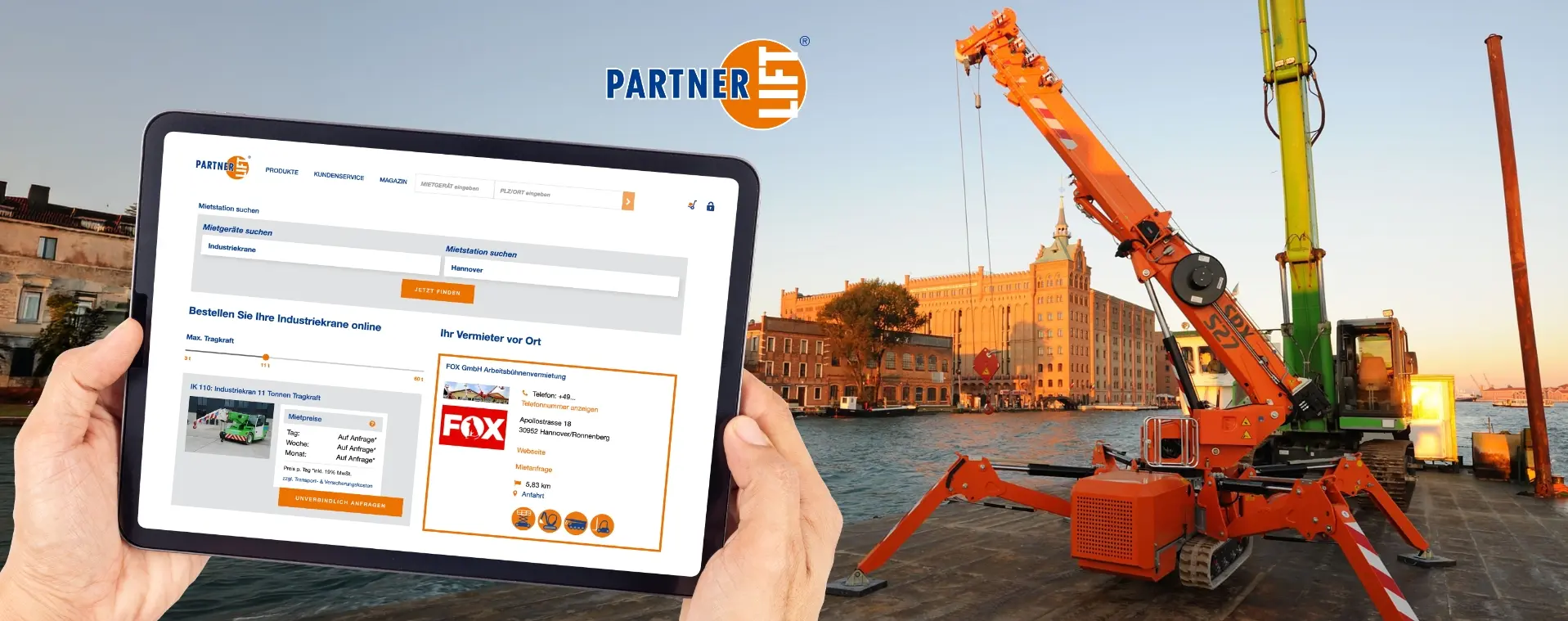 Tablet mit der Website und diversen Arbeitsgeräten im Hintergrund