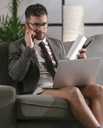 Mann mit Laptop ohne Hose
