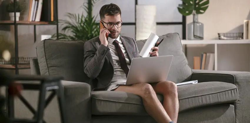 Mann mit Laptop ohne Hose