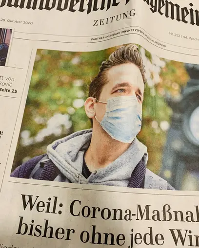 Foto einer Zeitung mit Corona-Lockdown Überschrift "Weil: Corona-Maßnahmen bisher ohne jede Wirkung"
