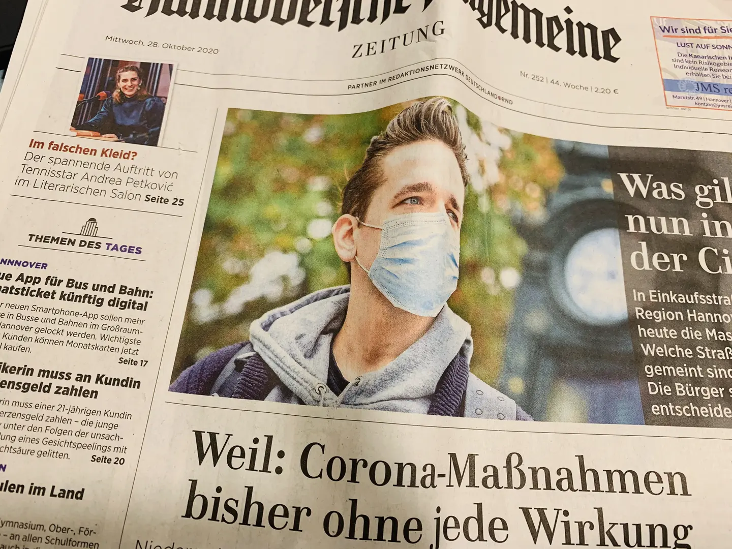 Foto einer Zeitung mit Corona-Lockdown Überschrift "Weil: Corona-Maßnahmen bisher ohne jede Wirkung"