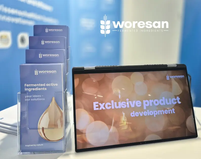 Messestand von Woresan mit Broschüren und Tablet zur Präsentation von Produkten und Unternehmensinformationen auf einer Fachmesse.