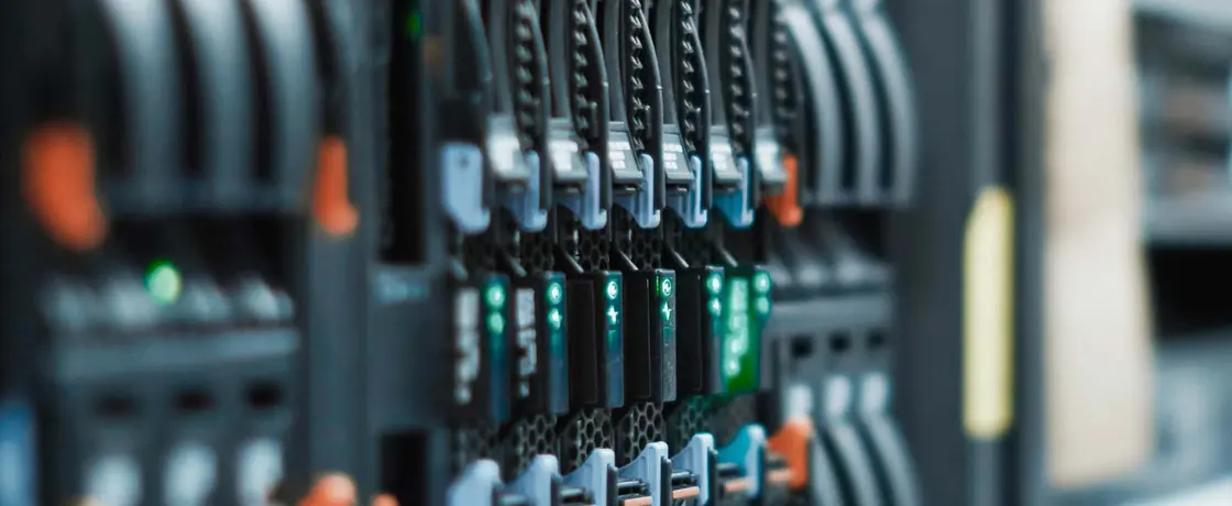Foto von Serverkabeln in einer stabilen Cloud-IT-Umgebung