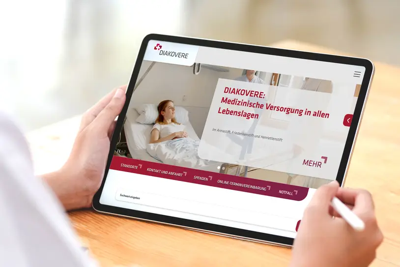Foto der Website von Diakovere auf einem Tablet