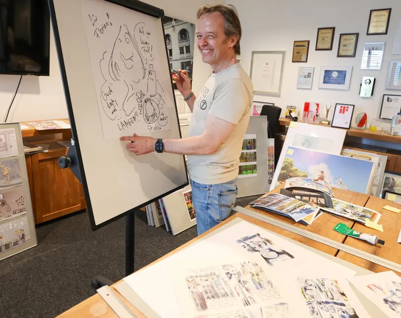 Stephan Probst bei der kuratorischen Arbeit an der Comic-Ausstellung UTOPIA