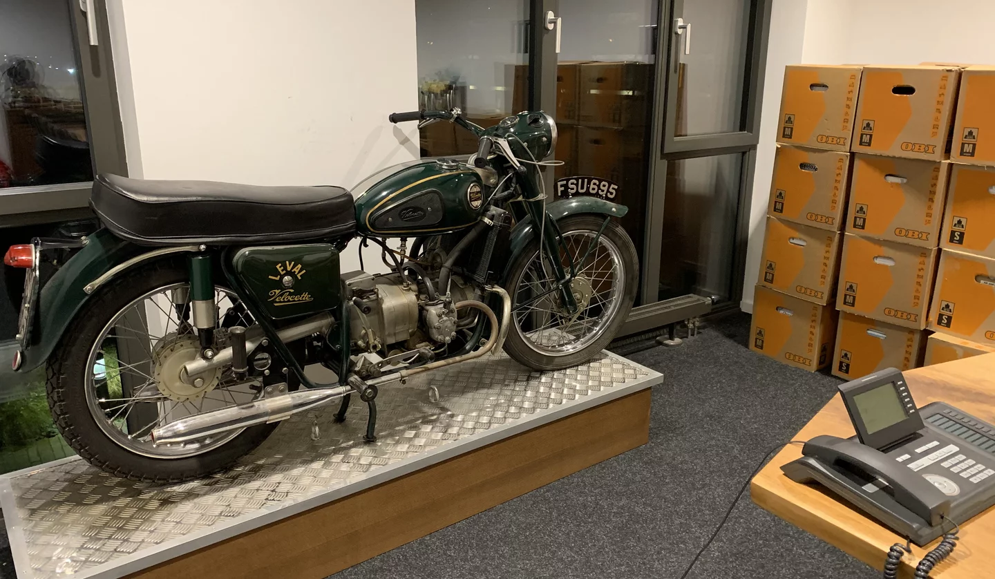 Altes Motorrad im neuen Büro von Drive