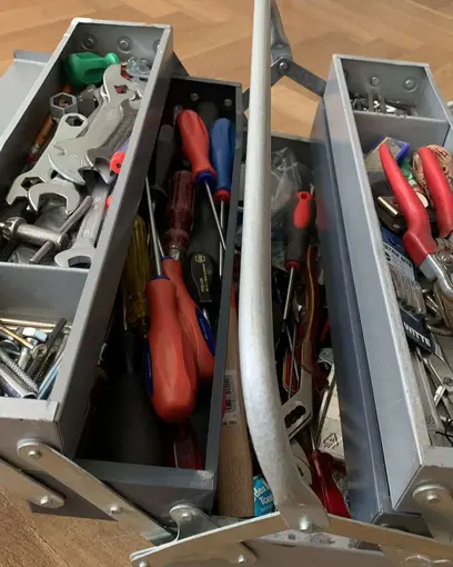 Geöffneter Werkzeugkasten auf dem Boden