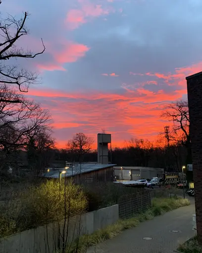 Sonnenuntergang übe dem neuen Gebäude von DRIVE