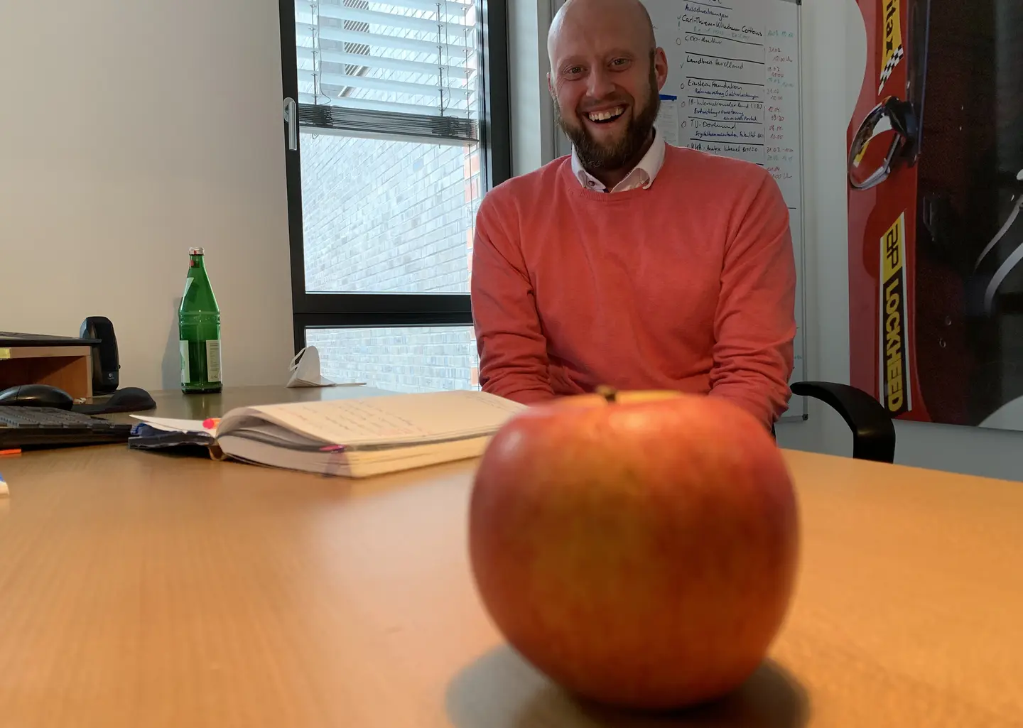 Photo of an apple in front of Claas Beuke