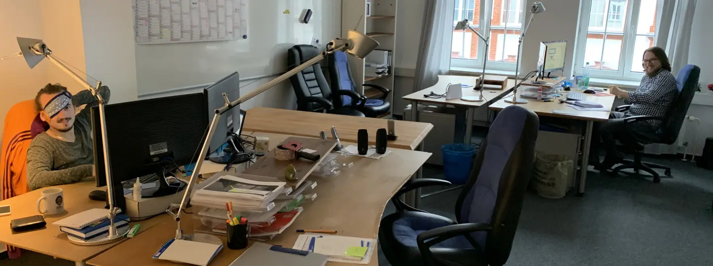 Eduard Lamp und Waldemar Biskup an ihren Arbeitsplätzen