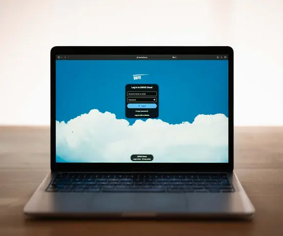 Foto eines Laptops mit Cloud-Plattform bei DRIVE Agentur Hannover