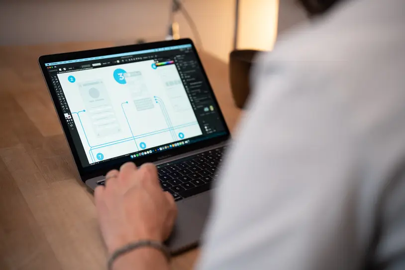 Foto einer Person, die an einem Laptop arbeitet, um den Kontrast und die Barrierefreiheit zu verbessern