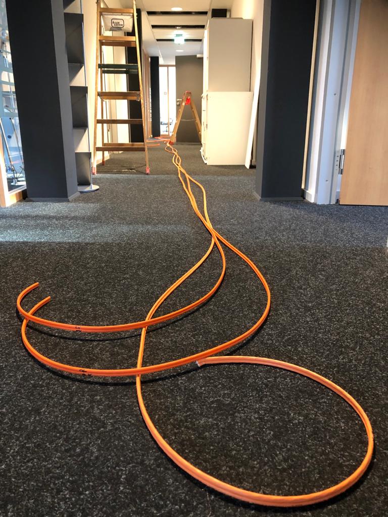 Verlegung von Kabeln im neuen Büro am Zoo
